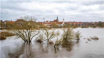 Hochwasser hat zum Jahreswechsel die Aller vor der Altstadt von Verden über die Ufer treten lassen.