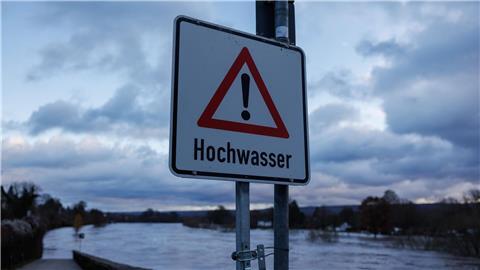 „Hochwasser“ steht auf einem Schild an der Weserbrücke in Höxter.