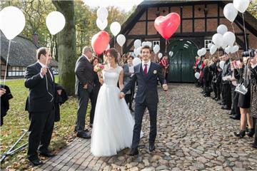 Hochzeit mit Mira: Marian Dejdar traut sich im Geestbauernhaus. 