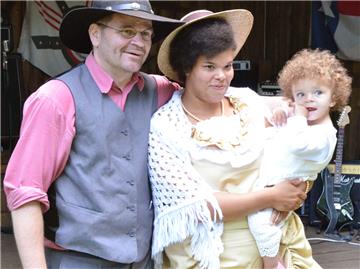 Hochzeit nach Western-Art: Matt Walker-Smith und Nancy Smith, hier mit Tochter Nancy, gaben sich beim Westerntreffen in Düring das Ja-Wort. 
