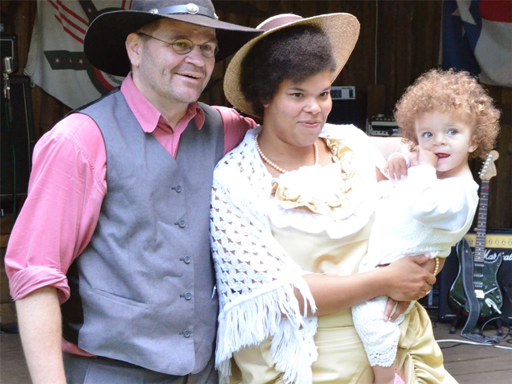 Hochzeit nach Western-Art: Matt Walker-Smith und Nancy Smith, hier mit Tochter N...