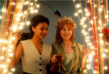 Zara (Alina Sokhna, l) und Olja (Valeriia Berezovska) feiern mit ihren Mitbewohnern Oljas und Petjas Hochzeit in einer Szene des ZDF-Projekts «Himmel & Erde» (undatierte Filmszene). 