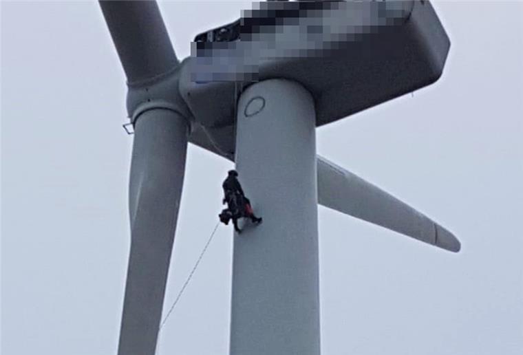 Höhenretter müssen einen Mann in Krempel aus luftiger Höhe evakuieren.