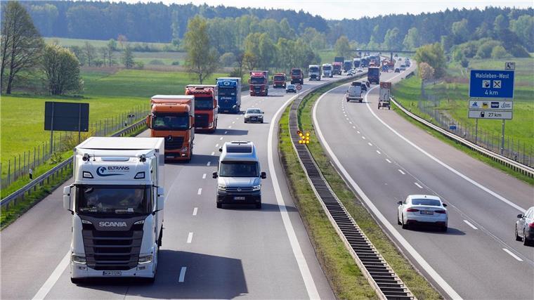 Höheren Lohn sollen die Beschäftigten in der Speditions- und Logistikbranche vom 1. Oktober an bekommen. (Archivfoto)