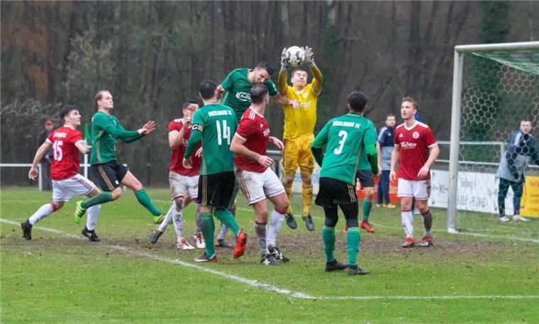 DFB-Chef Grindel: Vereine brauchen Plätze und gute Trainer Höherklassigen Fußball gibt es im Landkreis Rotenburg nur im Heeslinger Waldstadion zu sehen – hier in der Partie gegen den MTV Wolfenbüttel. Clubs wie der Oberligist Heeslinger SC leiden besonders unter der auch vom DFB-Präsidenten bei seinem Referat in Zeven beklagten zu großen Bürokratie im Vereinsrecht.