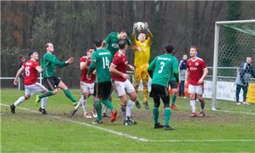 Höherklassigen Fußball gibt es im Landkreis Rotenburg nur im Heeslinger Waldstadion zu sehen – hier in der Partie gegen den MTV Wolfenbüttel. Clubs wie der Oberligist Heeslinger SC leiden besonders unter der auch vom DFB-Präsidenten bei seinem Referat in Zeven beklagten zu großen Bürokratie im Vereinsrecht.  