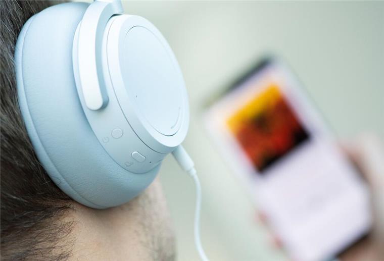Mensch oder Maschine? Verwirrung um KI-Band auf Spotify Höre ich da KI-generierte Musik? Diese Frage dürften sich manche Streaming-Hörer künftig häufiger stellen. (Symbolbild)