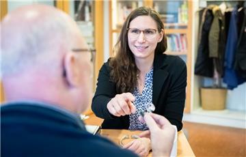 Hörgeräteakustikerin Kristin Schüler (44) hat oft Kontakt zu Kunden, die an Demenz erkrankt sind. 
