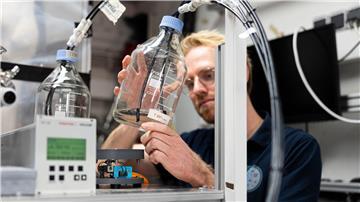 Hört sich abgedreht an: In Kellerräumen der Uni Braunschweig simulieren Wissenschaftler, wie aus Mondstaub Wasser gewonnen werden kann.