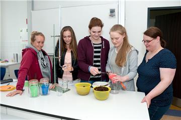 Hoffen auf einen bremischen Sieg beim Wettbewerb „Jugend forscht“ (von links): Lehrerin Katja Sorowsky, die Elfklässlerinnen Nina Korczykowski (17), Emely Luschka (17) und Pia Quaas (16) sowie Lehrerin Stefanie Kerner. Die beiden Pädagoginnen haben – zusammen mit den nicht abgebildeten Kollegen Annika Rademacher, Thomas Werneck und Detlef Tscheslog – das Nachwuchswissenschaftler-Trio intensiv unterstützt.