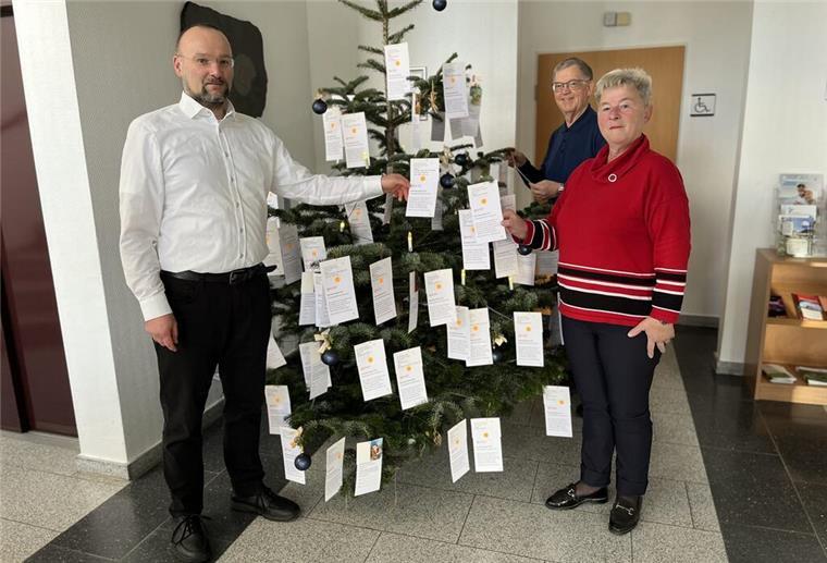 Wunschbaum: Wer hilft, 103 Geestland-Kindern eine Weihnachtsfreude zu bereiten? Hoffen wieder auf großen Zuspruch: Pastor Dirk Glanert (von links), Johann Haack vom Kirchenvorstand und Karola Kullmann, Organisationsleiterin der Tafel in Bad Bederkesa.