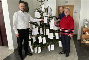 Hoffen wieder auf großen Zuspruch: Pastor Dirk Glanert (von links), Johann Haack vom Kirchenvorstand und Karola Kullmann, Organisationsleiterin der Tafel in Bad Bederkesa.