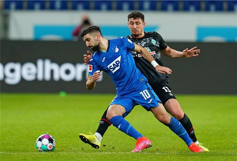 Werder Bremen agiert viel zu harmlos Hoffenheims Munas Dabbur (li.) und Werder Bremens Milos Veljkovic. im Zweikampf. Vom Team von Florian Kohfeldt war offensiv so gut wie gar nicht zu sehen.
