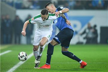 Hoffenheims Sandro Wagner (rechts) und Bremens Robert Bauer kämpfen um den Ball.
