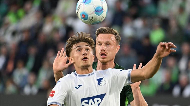 Hoffenheims Tom Bischof (l) und Wolfsburgs Yannick Gerhardt.im Zweikampf.