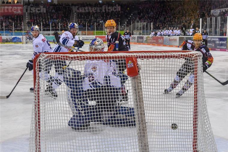 Kein Lohn für großen Kampf der Pinguins Hoffnung für die Fischtown Pinguins: Mike Moore trifft zum 1:3.