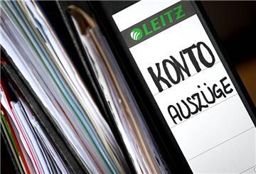 ILLUSTRATION - Aktenordner mit Kontoauszügen liegen auf einem Tisch. (zu dpa: «Bürokratieentlastungsgesetz beschlossen: Weniger Papierkram»)
