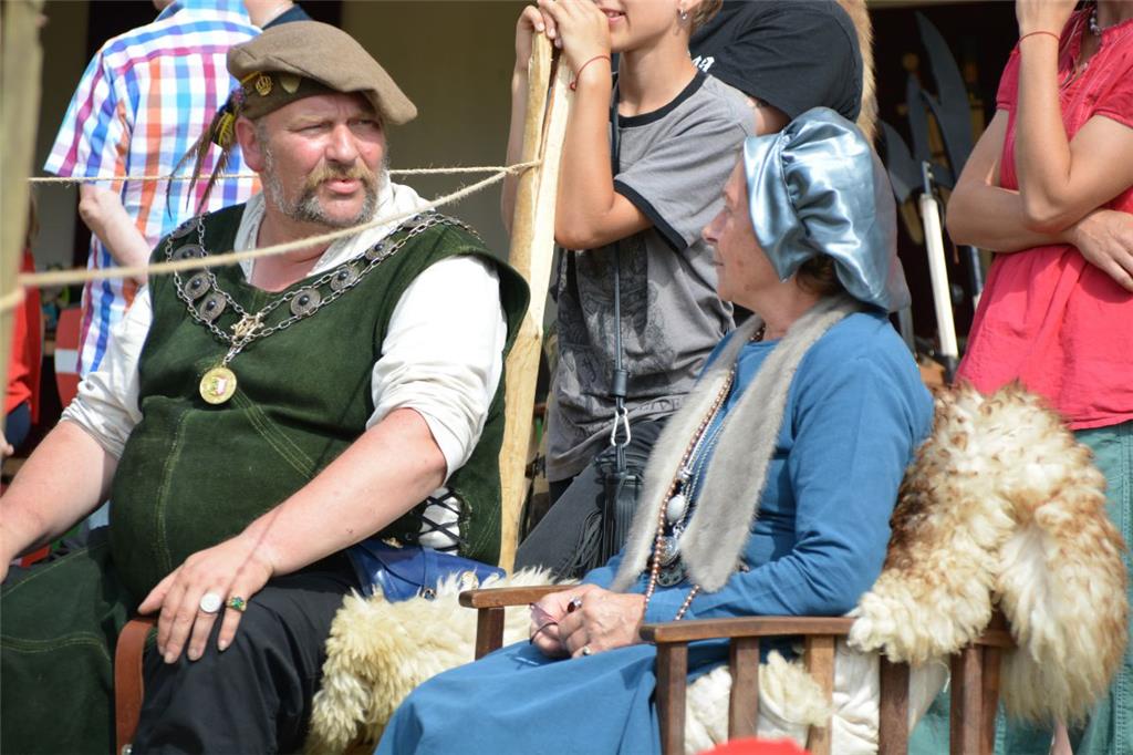 Hoher Adel im Gespräch: Der Herzog von Holstein-Oldenburg mit seiner Frau Mutter...