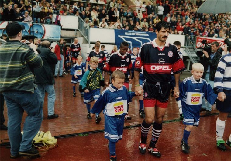 Hoher Besuch im Nordseestadion: Die Stars des FC Bayern wie Ali Daei traten am 4. September 1998  zum Freundschaftsspiel gegen die Leher TS an. Foto Scheer