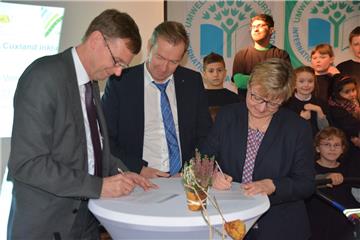 Hoher Besuch in Cuxhaven: Kultusministerin Frauke Heiligenstadt und Landrat Kai-Uwe Bielefeld (links) besiegeln mit ihrer Unterschrift den Start der Bildungsregion. Zur Freude von Lars Mittelstädt von der Landesschulbehörde.