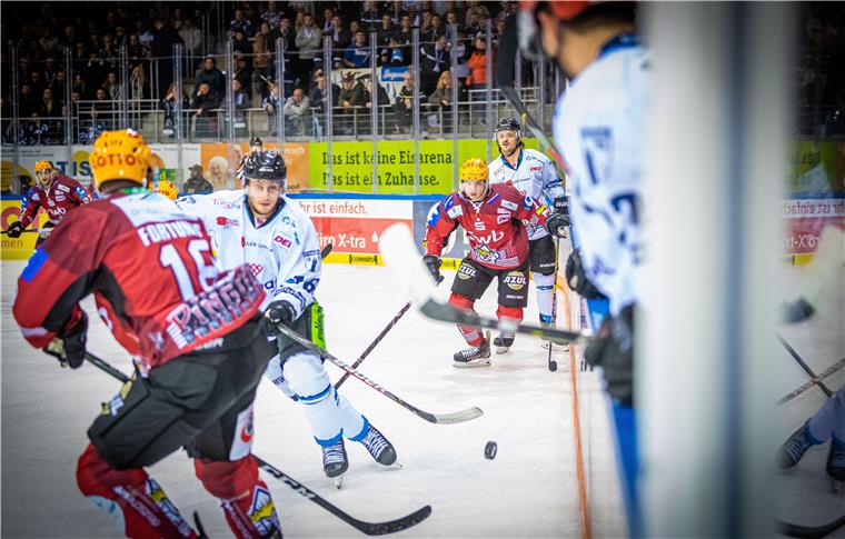 Fischtown Pinguins verlieren knapp gegen Straubing Hohes Tempo war drin im „Spitzenspiel der Außenseiter“ zwischen den Fischtown Pinguins und den Straubing Tigers.