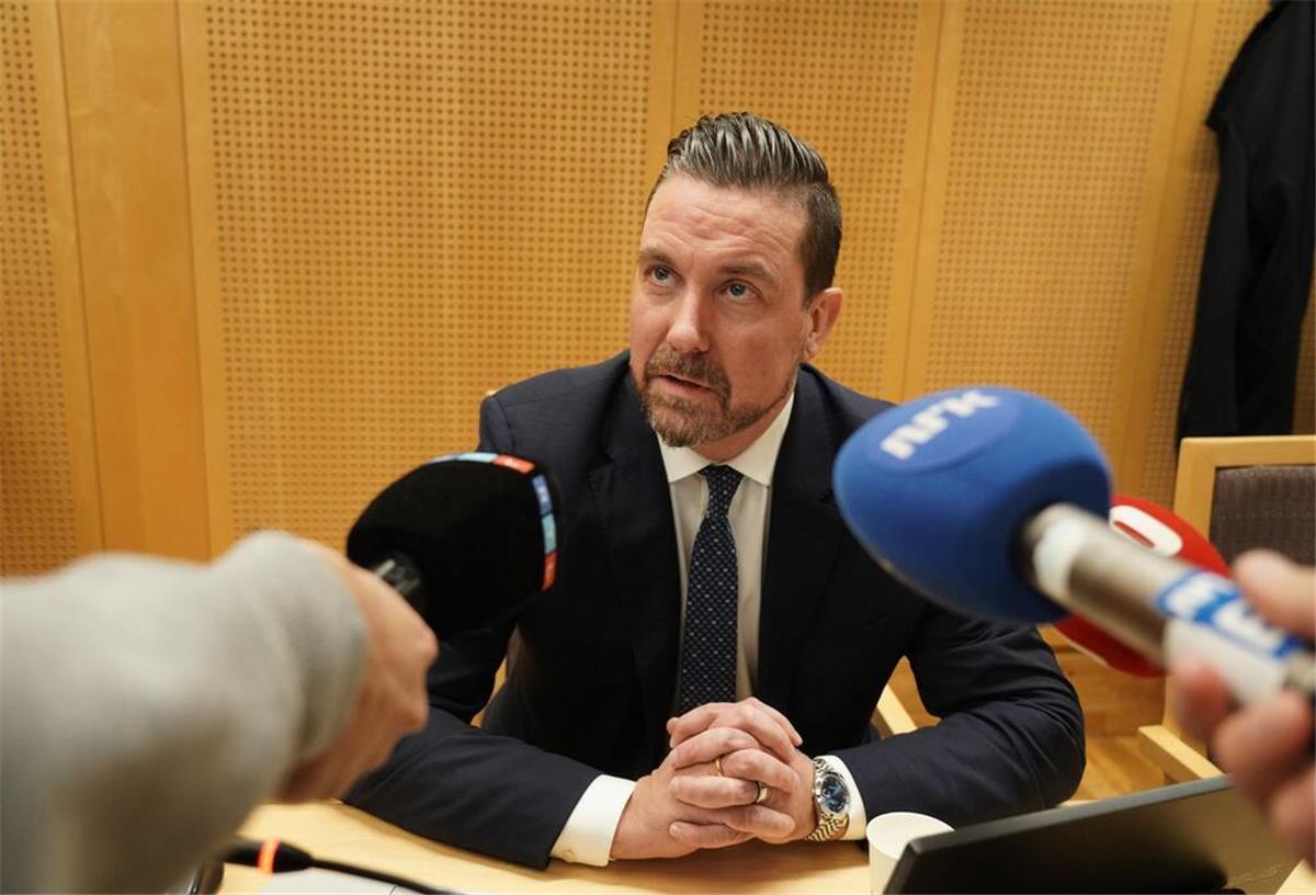 Mette-Marits Sohn Marius eine Woche lang in U-Haft Høibys Anwalt Øyvind Bratlien äußert sich vor Journalisten.