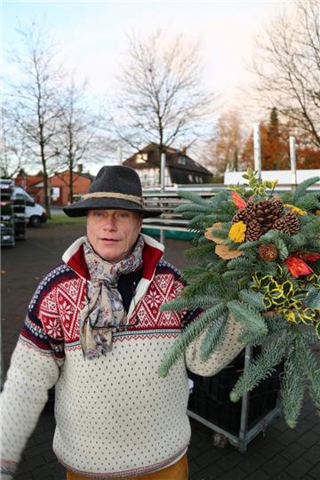 Holger Lutz (55) vertritt die Baumschule Müller auf dem Wochenmarkt. Er hält die Kälte mit Norweger-Pullover und Cord-Hose fern. Sein Vorteil: „Von Heiligabend bis zum ersten März machen wir Pause“, berichtet er. Die knackig kalten Monate kann er aussparen.