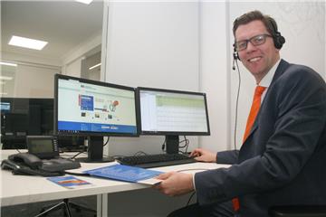 Holger Mangels zeigt den typischen Arbeitsplatz beim Volksbank-Team Direkt. 