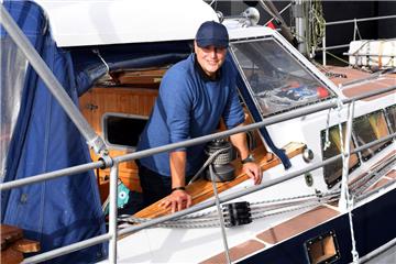 Holger Peterson lebt an Bord seiner Segelayacht "Fuchur" und hat sei Winterrevier auf der Weser zwischen Bremen und Bremerhaven.