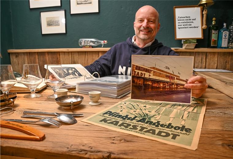 Holger-Philipp Bergt zeigt seine historische Karstadt-Sammlung. Foto Scheschonka
