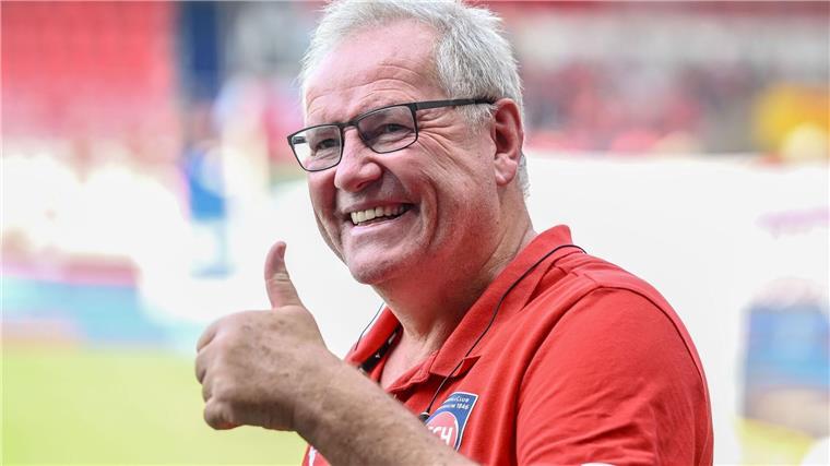 Holger Sanwald nahm den Preis für den 1. FC Heidenheim entgegen.