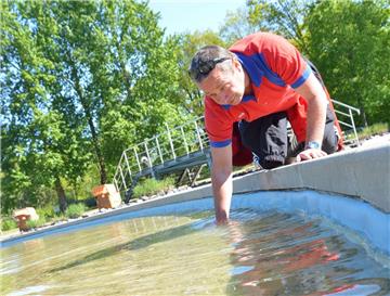 Holger Tell, Bademeister im Naturbad Zeven, testet die Wassertemperatur. Angesichts des prächtigen Wetters zum Saisonstart am Sonnabend dürfte es kühl genug sein, um Erfrischung zu verschaffen. 