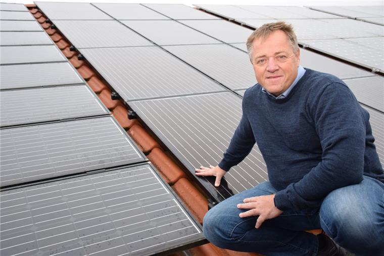 Holger Wührmann, Geschäftsführer von Wührmann Elektrotechnik, möchte drei bis vier zusätzliche Gesellen einstellen, findet aber keine. Deshalb bietet er eine 1000-Euro-Wechselprämie.