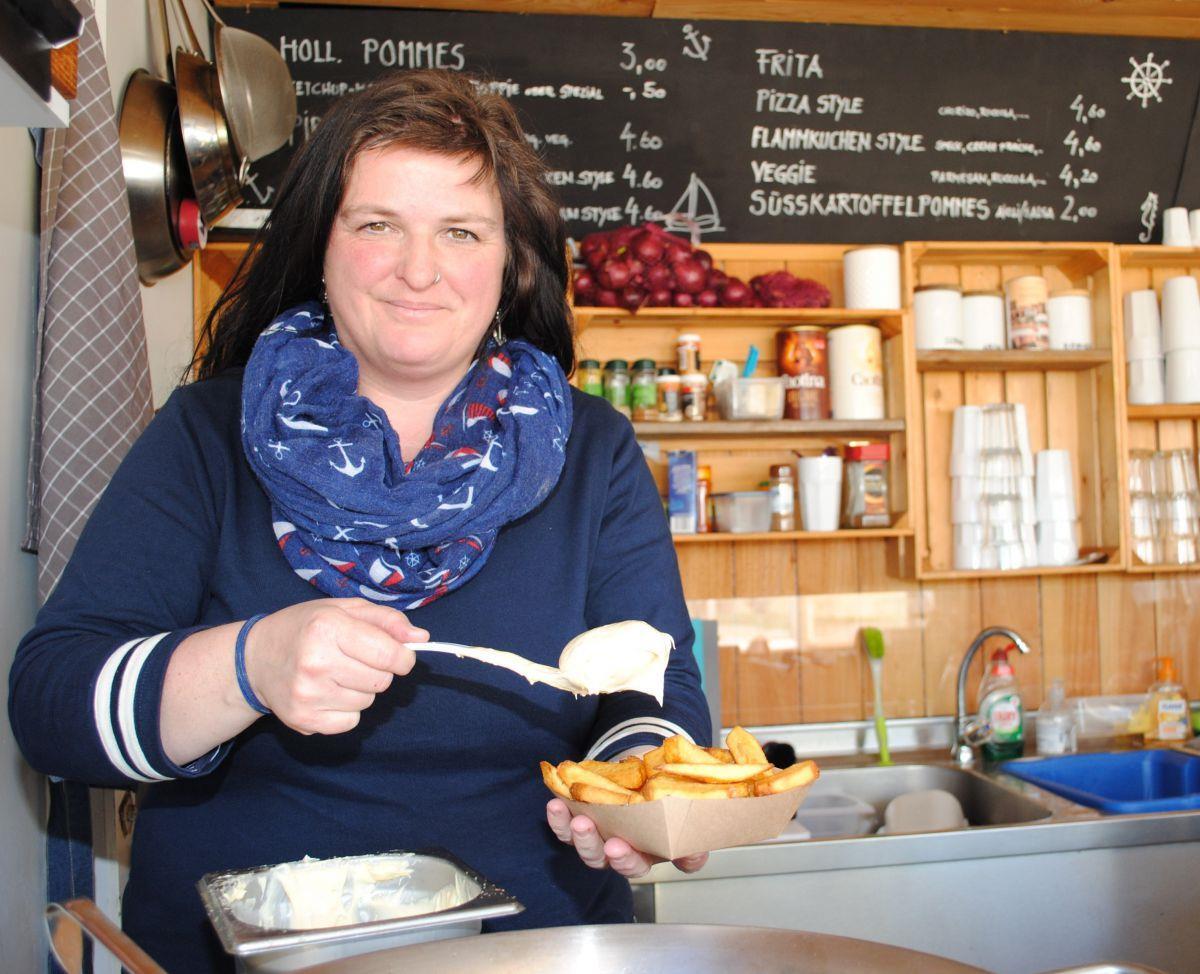 Holländische Pommes mit besonderen Soßen sind nur eine der Spezialitäten, die in der Dedesdorfer Weserperle angeboten werden. Melanie Heitkämper hat das Strandcafé in dieser Saison als als neue Eigentümerin übernommen.