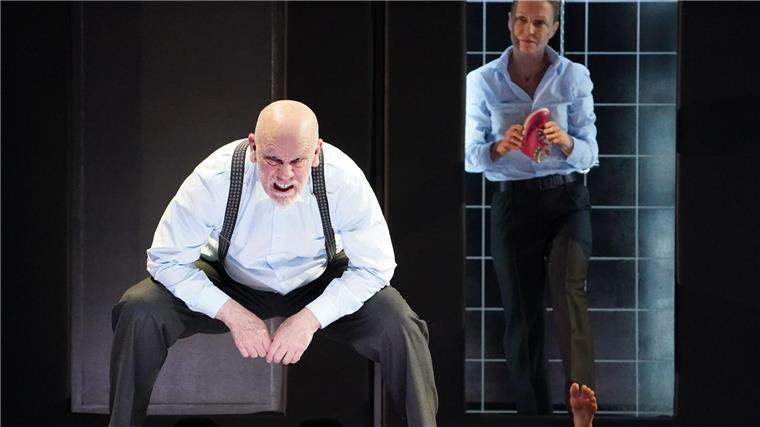 Hollywoodstar John Malkovich zusammen mit der litauischen Schauspielerin Ingeborga Dapkunaite im Theaterstück „In the Solitude of Cotton Fields“ im Thalia Theater.