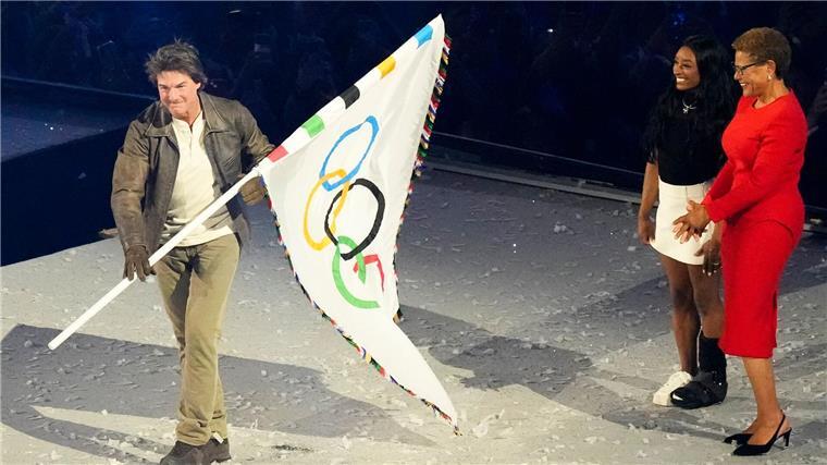 Hollywoodstar Tom Cruise übernahm die olympische Flagge für Los Angeles 2028.