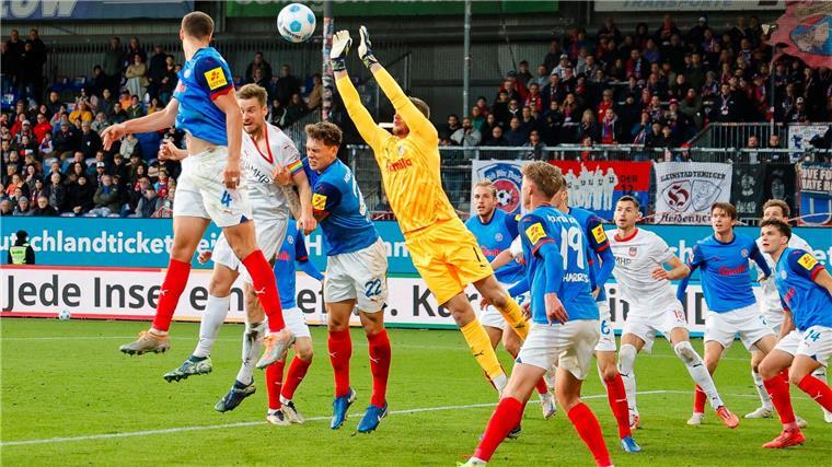 Historisch: Holstein Kiel feiert ersten Bundesliga-Sieg Holsteins Torhüter Timon Weiner (M) in Aktion.