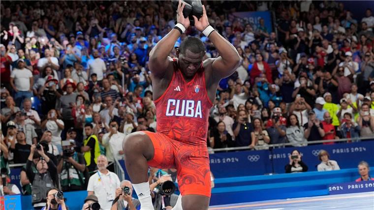 Ringer-Star Lopez beendet Karriere mit fünftem Olympia-Gold Holte zum Karriereende sein fünftes Olympia-Gold: Ringer Mijain Lopez.