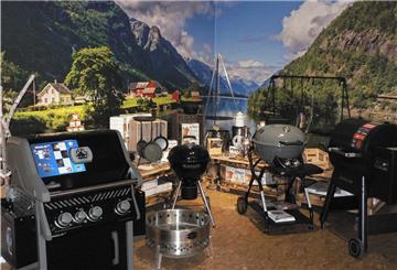 Ausstellungsfläche mit verschiedenen Grill-Modellen