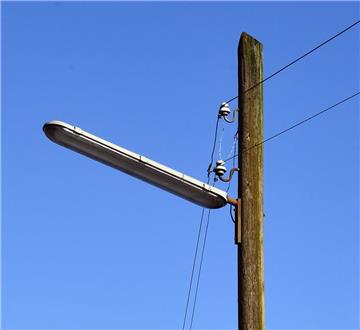 Holzmasten und Freileitungen sowie alte Leuchten in den Randbereichen Bremerhavens sorgen für viele Störungen. Unser Foto entstand in der Kransburger Straße in Leherheide.