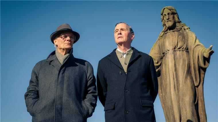 Vom Staatschef zum Bittsteller: „Honecker und der Pastor“ Honecker (Edgar Selge, l.) und Holmer (Hans-Uwe Bauer, r.) sind auf dem Weg zum See.