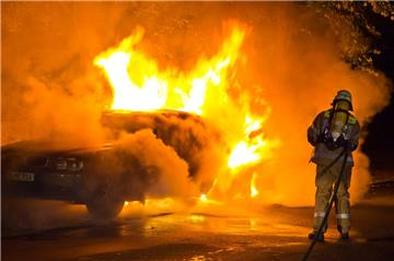 Horrorvorstellung für jeden Autobesitzer: Nachts weckt ihn ein Knall, und dann sieht er auf der Straße sein Auto brennen. In Bremerhaven ist die Zahl der Brandanschläge aber rückläufig. 