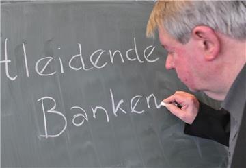 Horst Dieter Schlosser schreibt das „Unwort des Jahres“ für 2008 an eine Tafel: „Notleidende Banken“.