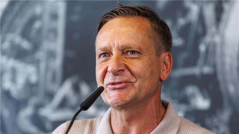 Massive Kritik am Schiedsrichter: „Peinlich“ und „skandalös“ Horst Heldt übt massive Kritik am Schiedsrichter.