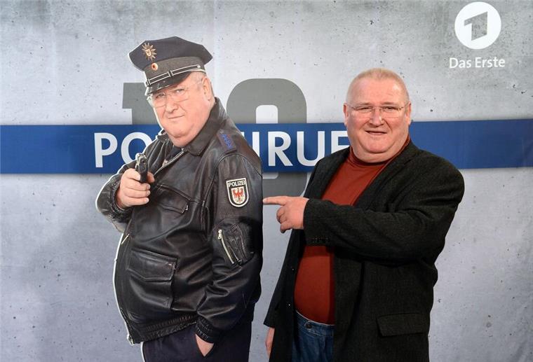 Der ewige Dorfpolizist - Horst Krause ist tot Horst Krause posiert neben Horst Krause.