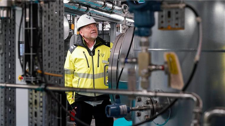 Diskussion über Lithium-Abbau: Pläne erst am Anfang Horst Kreuter von der Vulcan Energie Ressourcen GmbH steht in einer Lithiumextraktionsoptimierungsanlage.