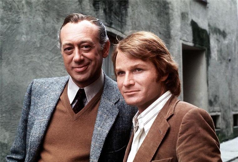 Schauspieler Fritz Wepper gestorben Horst Tappert als Stephan Derrick und Fritz Wepper als Harry Klein bei Dreharbeiten zu einer Folge der ZDF-Krimiserie „Derrick“ im Juli 1973.