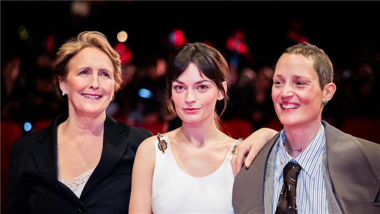 „Hot Milk“: Sommerromanze mit Emma Mackey „Hot Milk“ mit Fiona Shaw, Emma Mackey und Vicky Krieps (l-r) wurde bei der diesjährigen Berlinale gezeigt. (Archivbild)