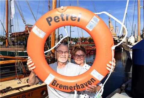 Hotels haben gut zu tun, die Urlauber kommen trotz Ausfall der Sail: Klaus und Manuela Kiewitter aus Gelsenkirchen sind am Neuen Hafen unterwegs.
