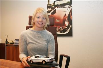 hr Herz schlägt für Autos: Imke Finck ist bei der Firma LPL als Assistentin der Geschäftsführung beschäftigt und hat wie ihre Kollegen „Benzin im Blut“.  